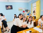 Chung vui cùng BGH trường
